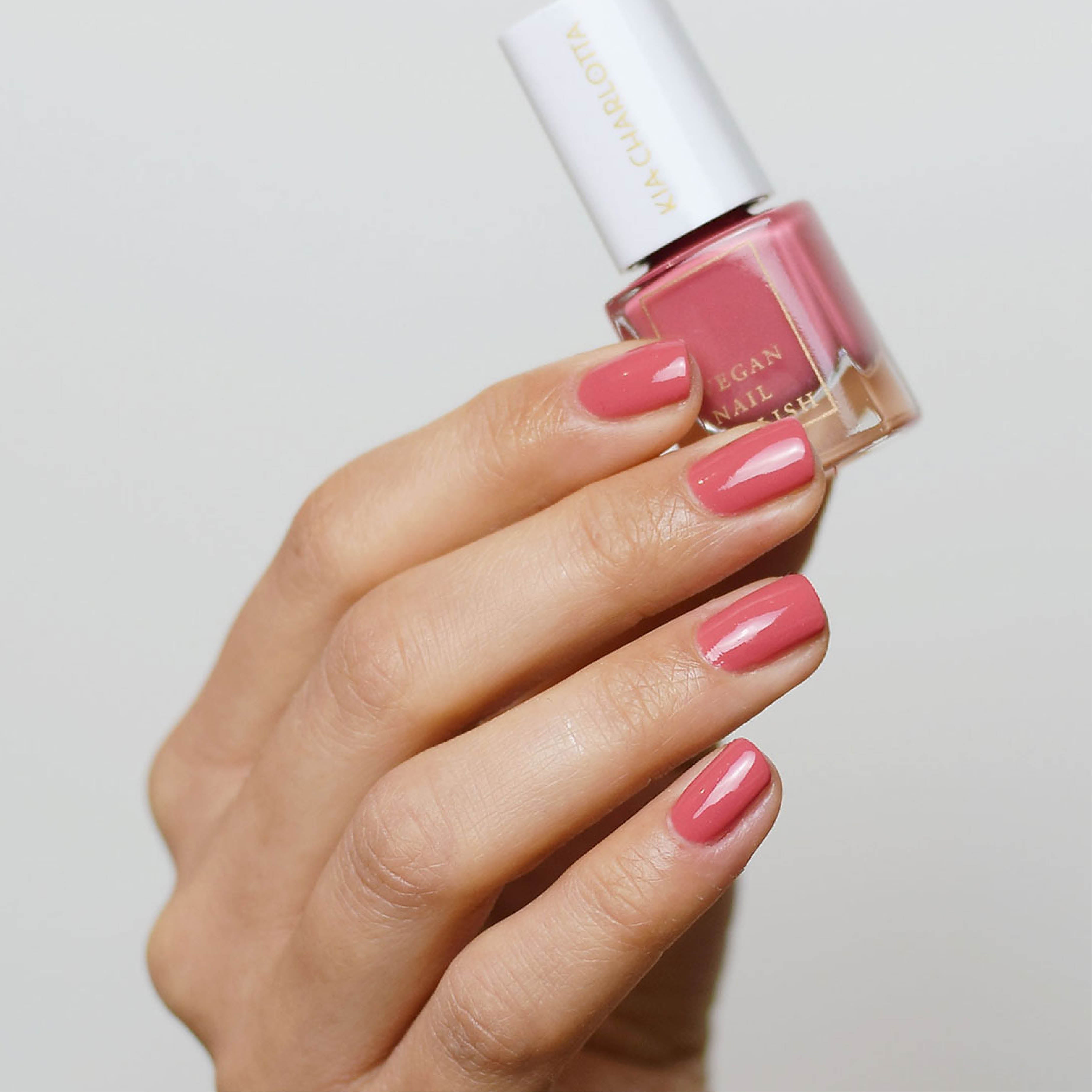 kia-charlotta-pj-s-all-day-veganer-nagellack-lila-mit-amaranth-rot image 2