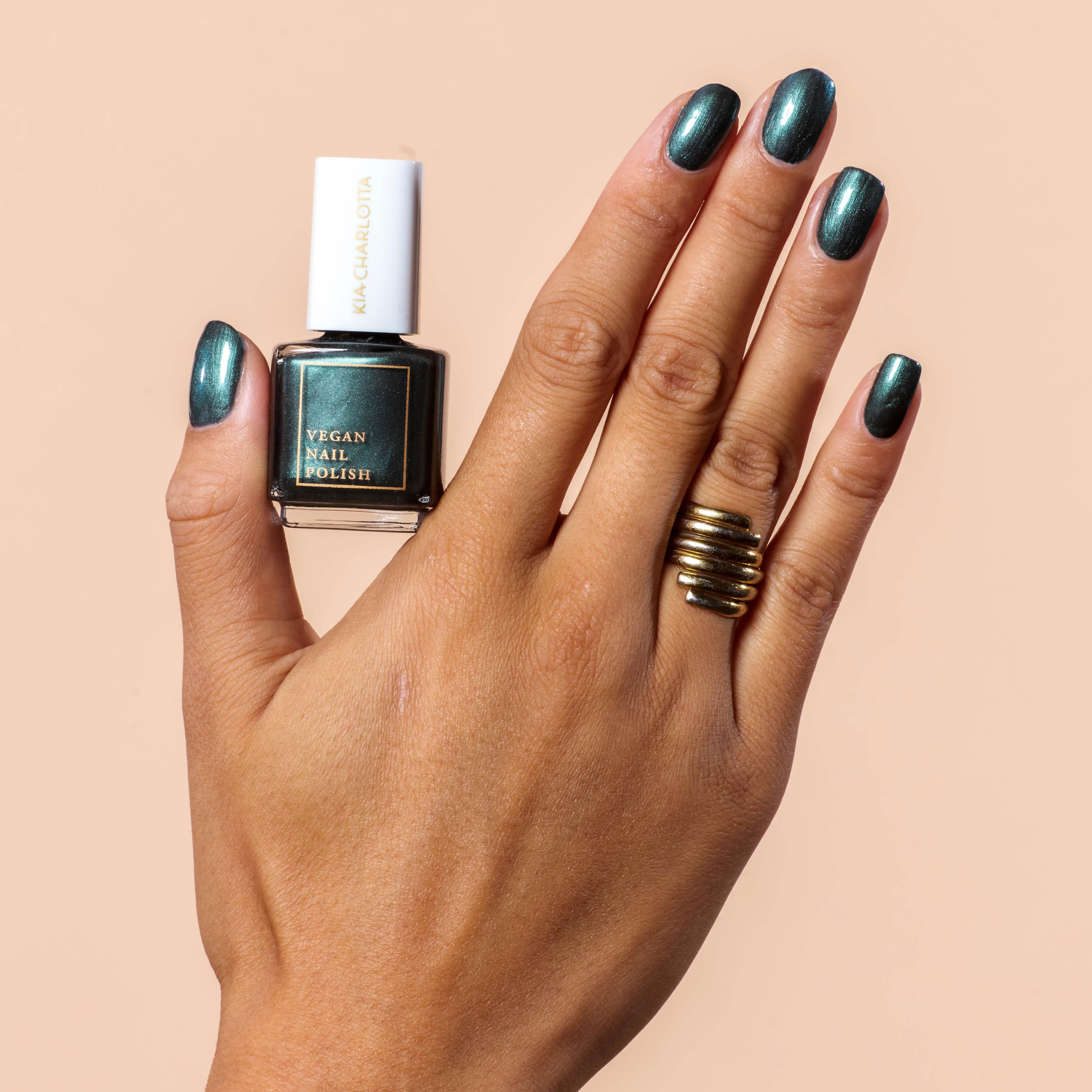 kia-charlotta-sleep-well-nagellack-schimmerndes-tannengr-n-vegan image 2