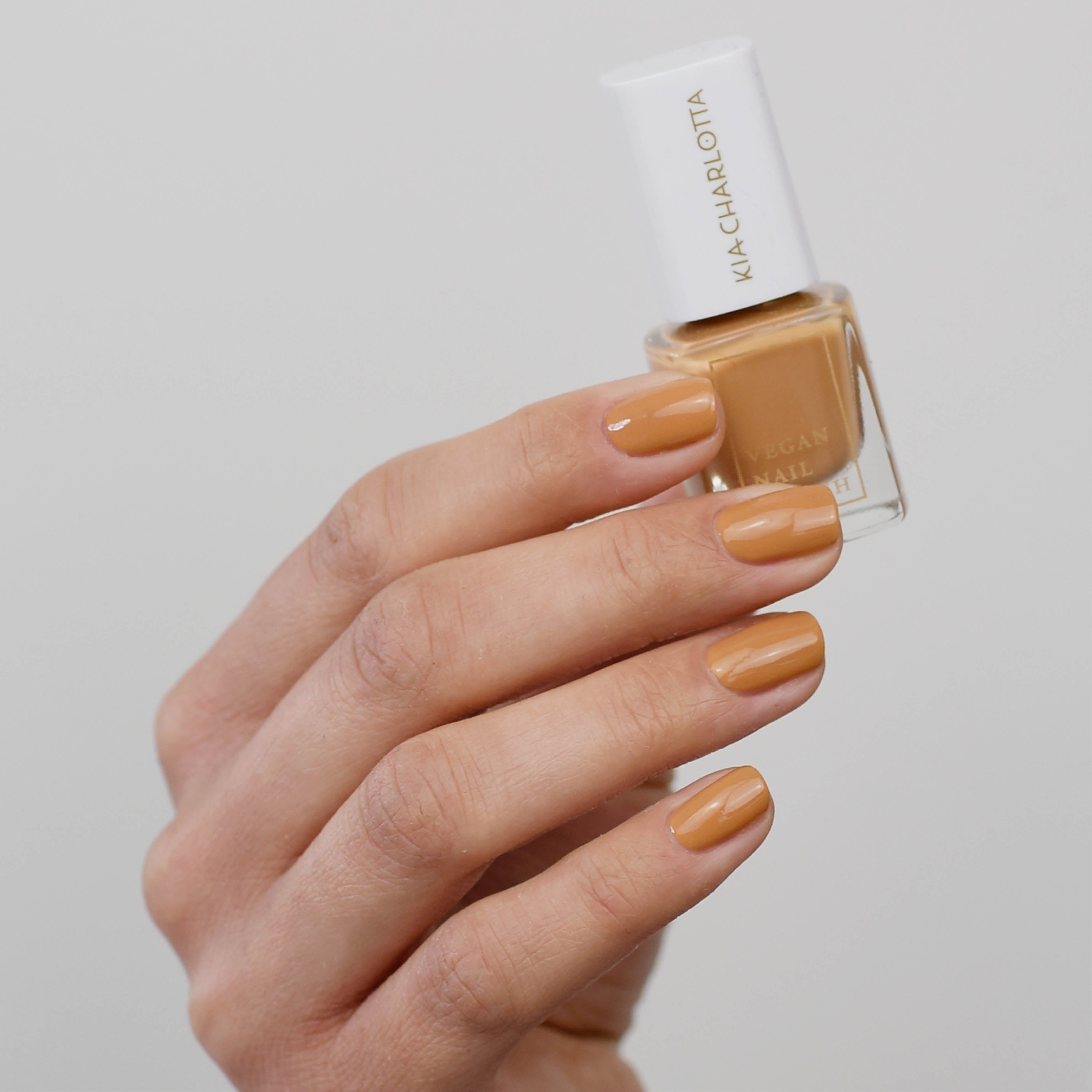kia-charlotta-sunrise-veganer-nagellack-caramel-mit-pfirsich-ton image 2
