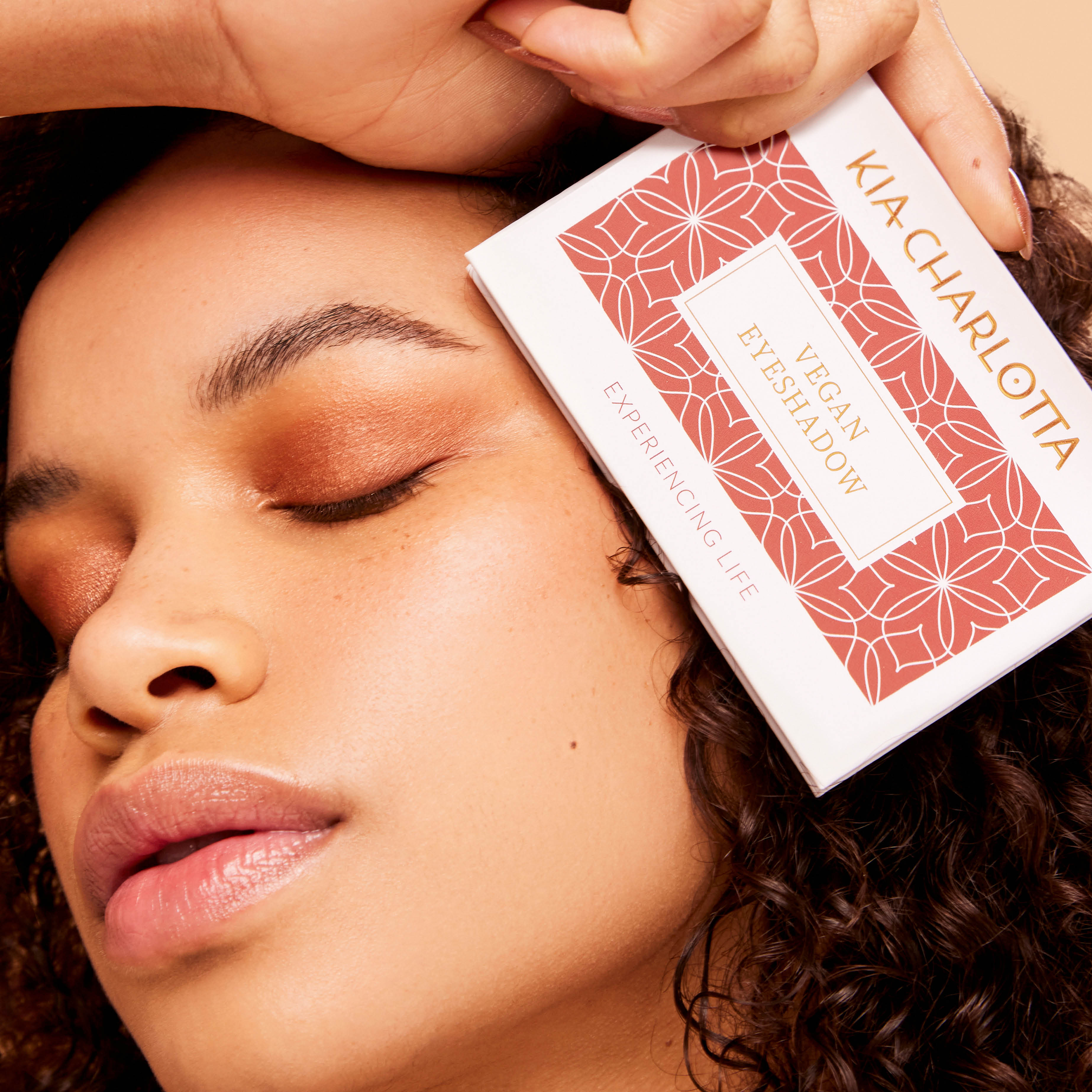 kia-charlotta-eyeshadow-palette-vegane-lidschatten-palette image 5