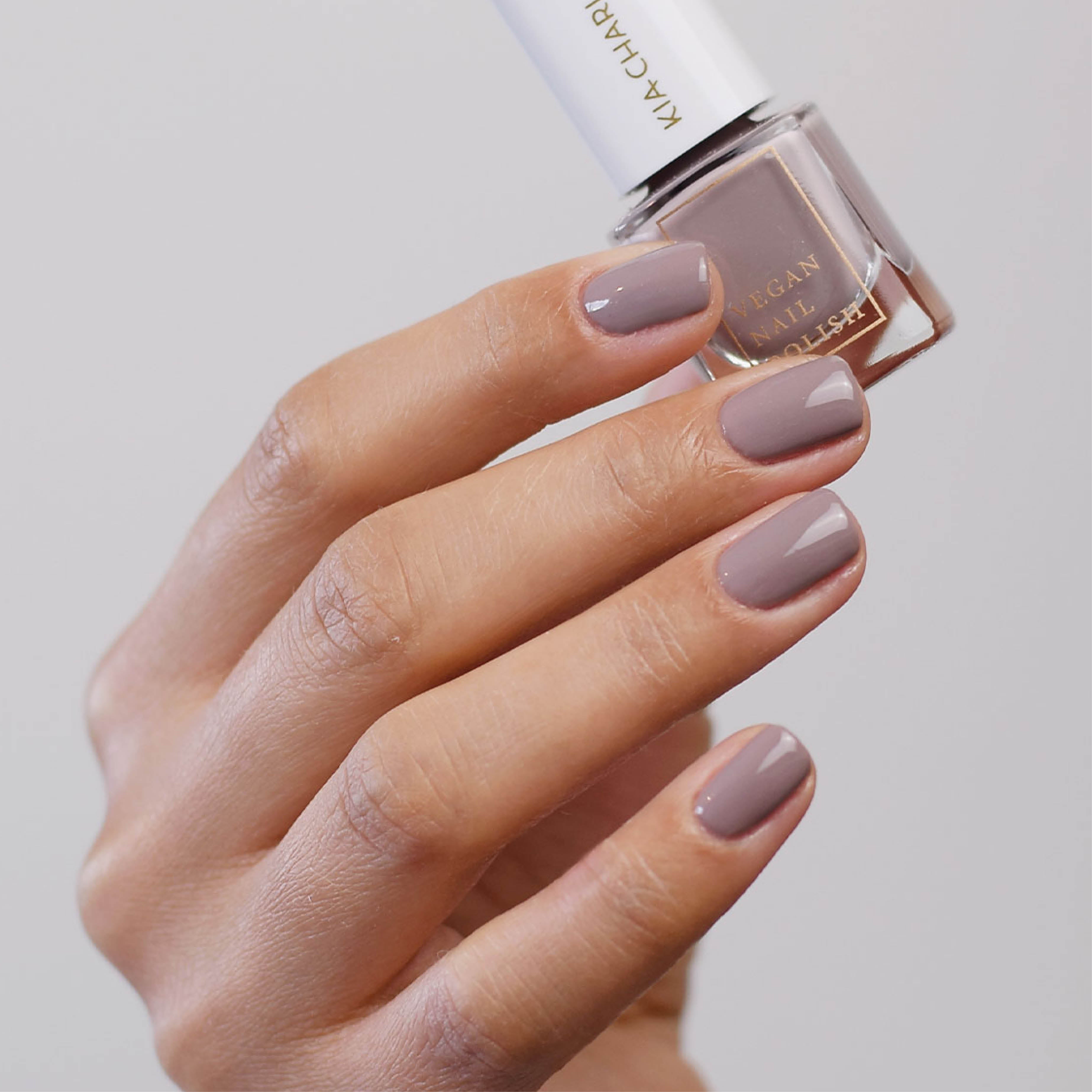 kia-charlotta-courageous-x-nagellack-taupe-beige-nude image 2