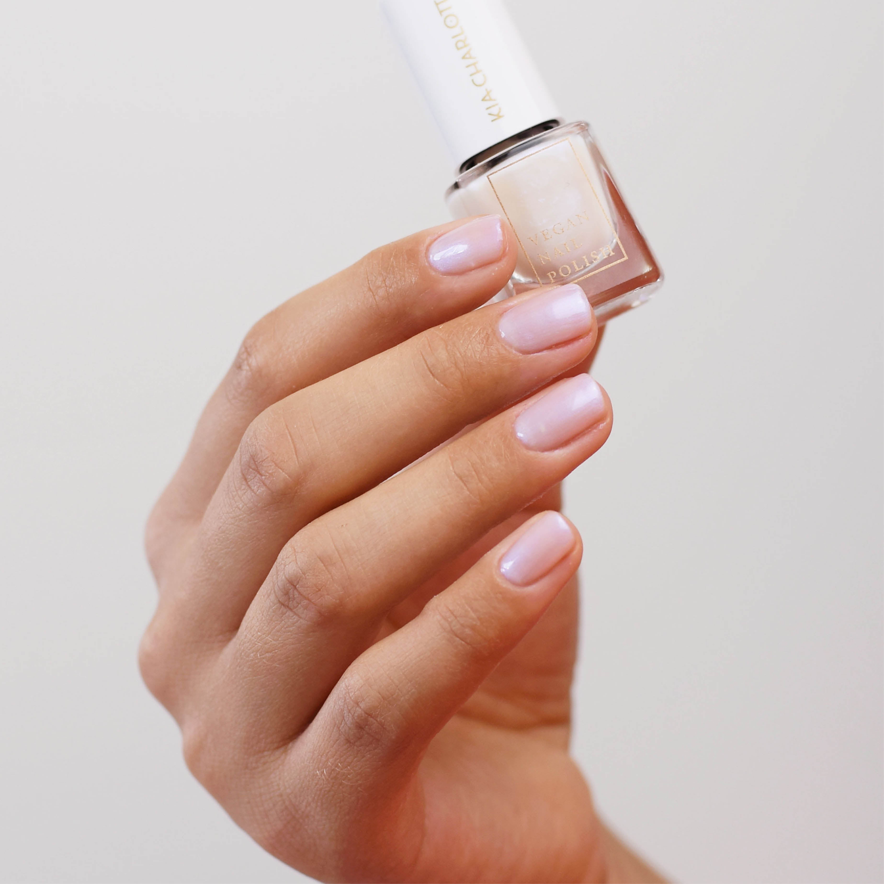 kia-charlotta-magic-nagellack-perlblau image 2