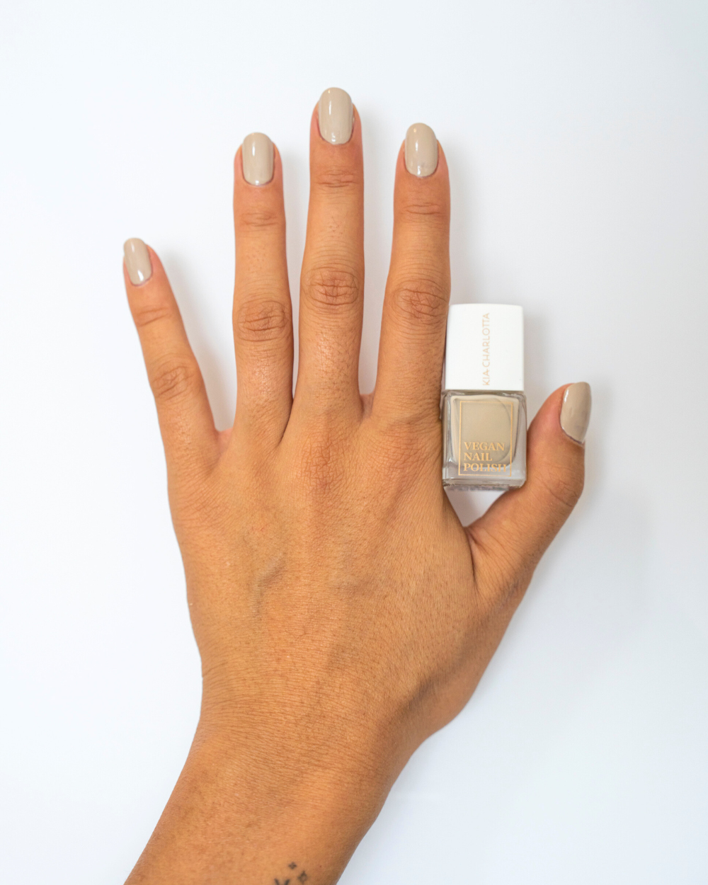 kia-charlotta-grace-nagellack-warmes-taupe-nude image 2