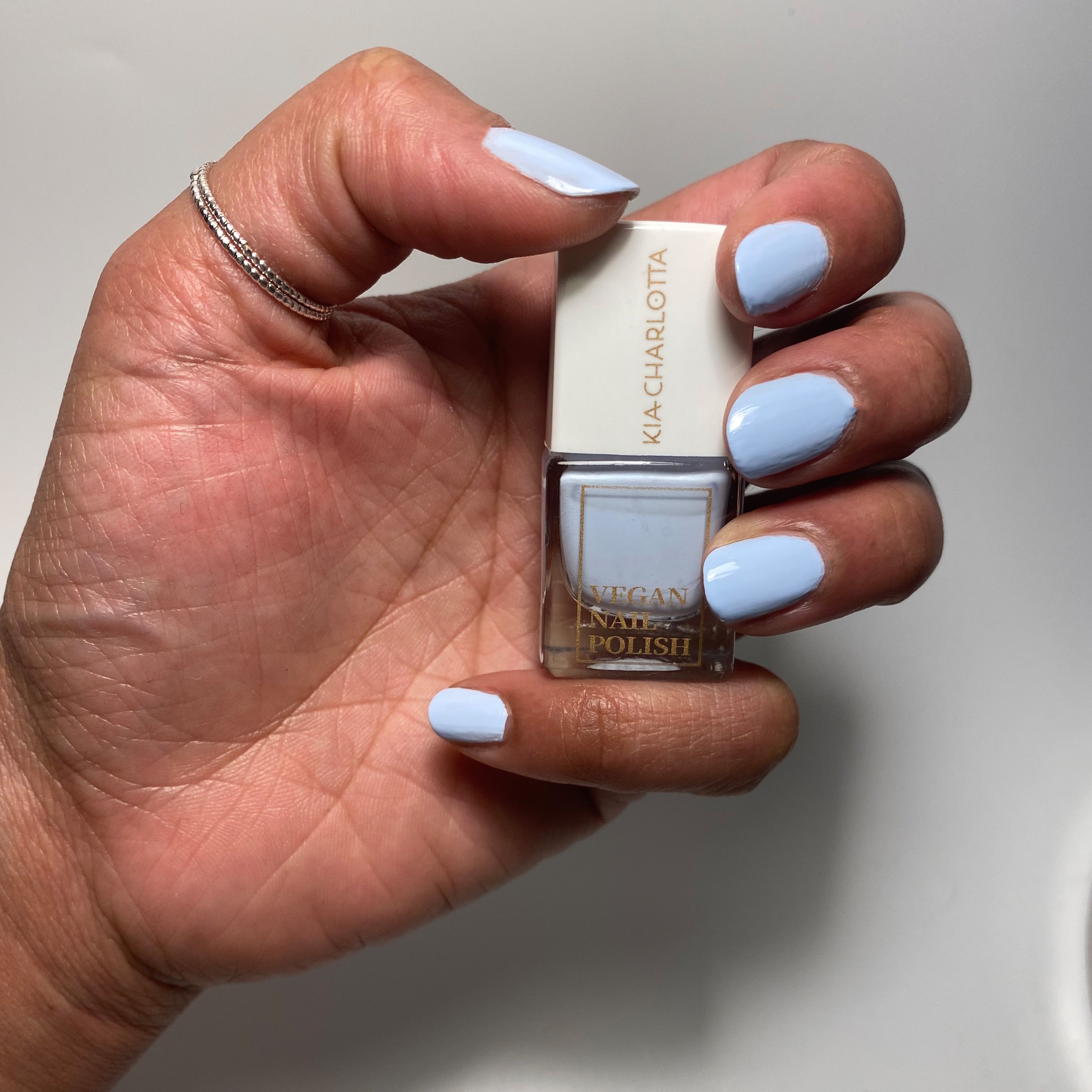 kia-charlotta-blue-aura-nagellack-himmelblau image 2
