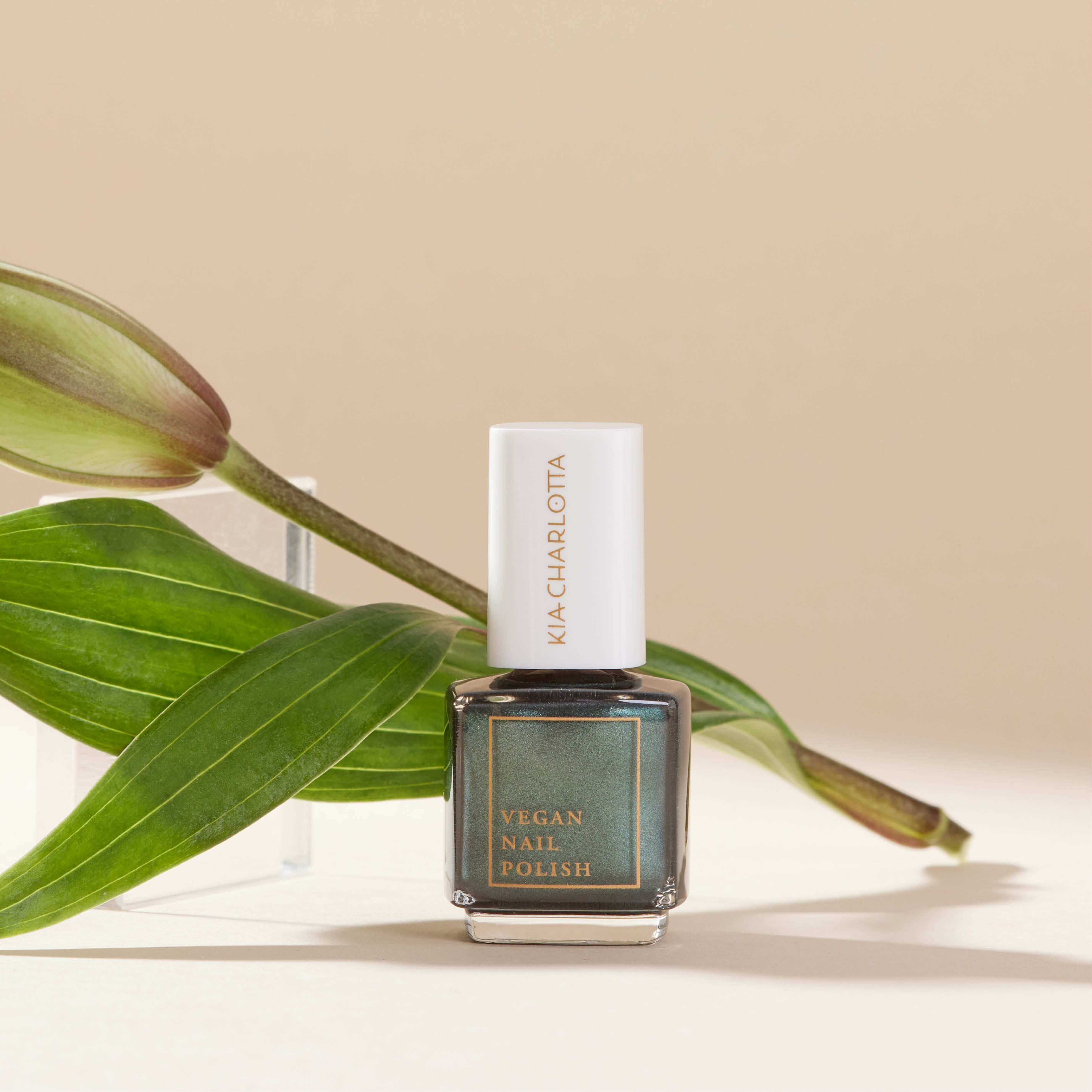kia-charlotta-sleep-well-nagellack-schimmerndes-tannengr-n-vegan image 3