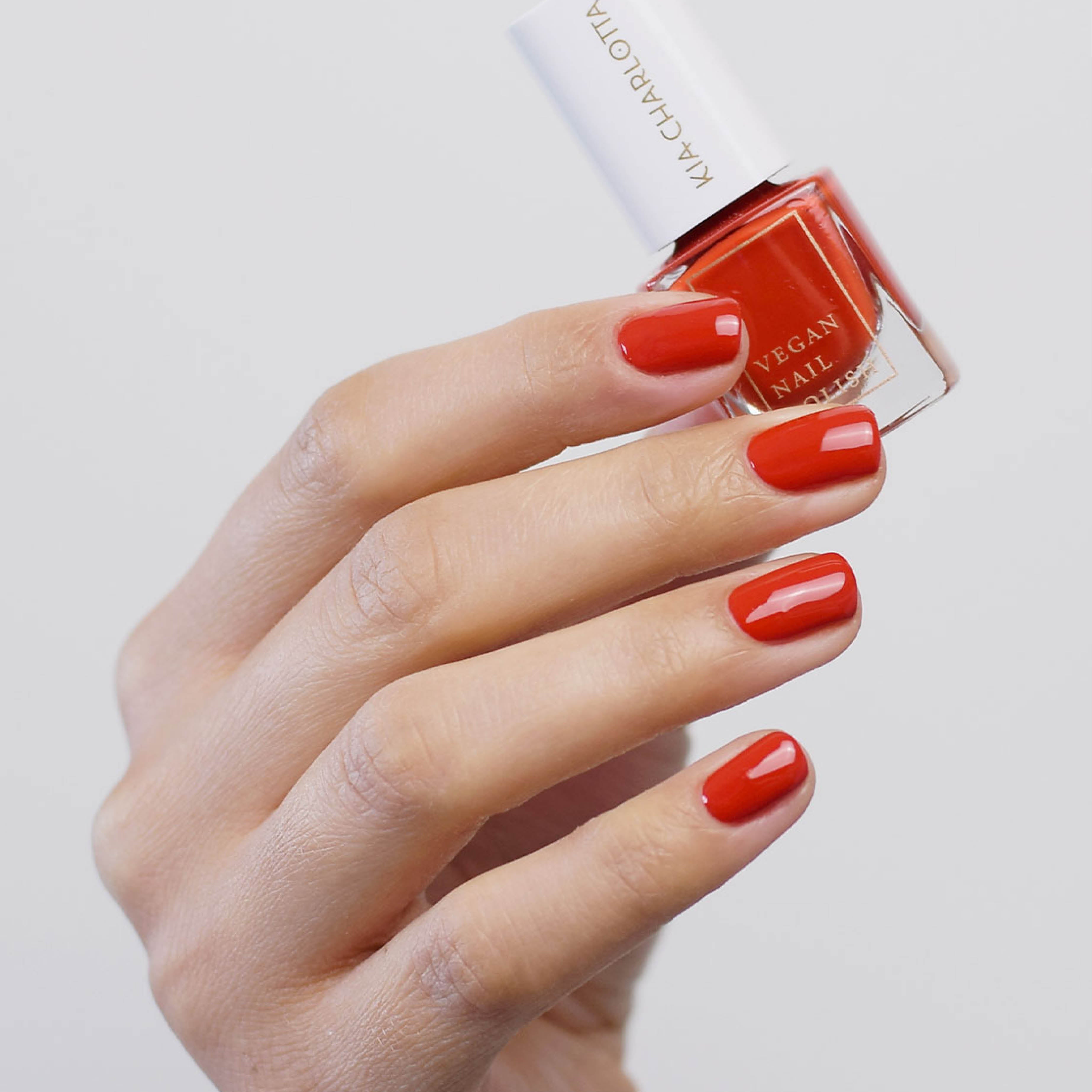 kia-charlotta-i-can-nagellack-klassisch-rot-vegan image 2