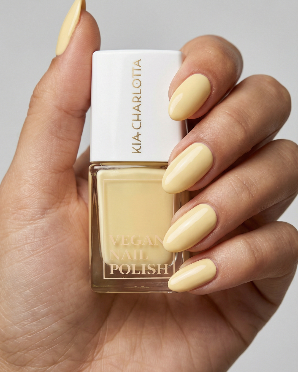 kia-charlotta-pale-banana-nagellack-pastellgelb image 2