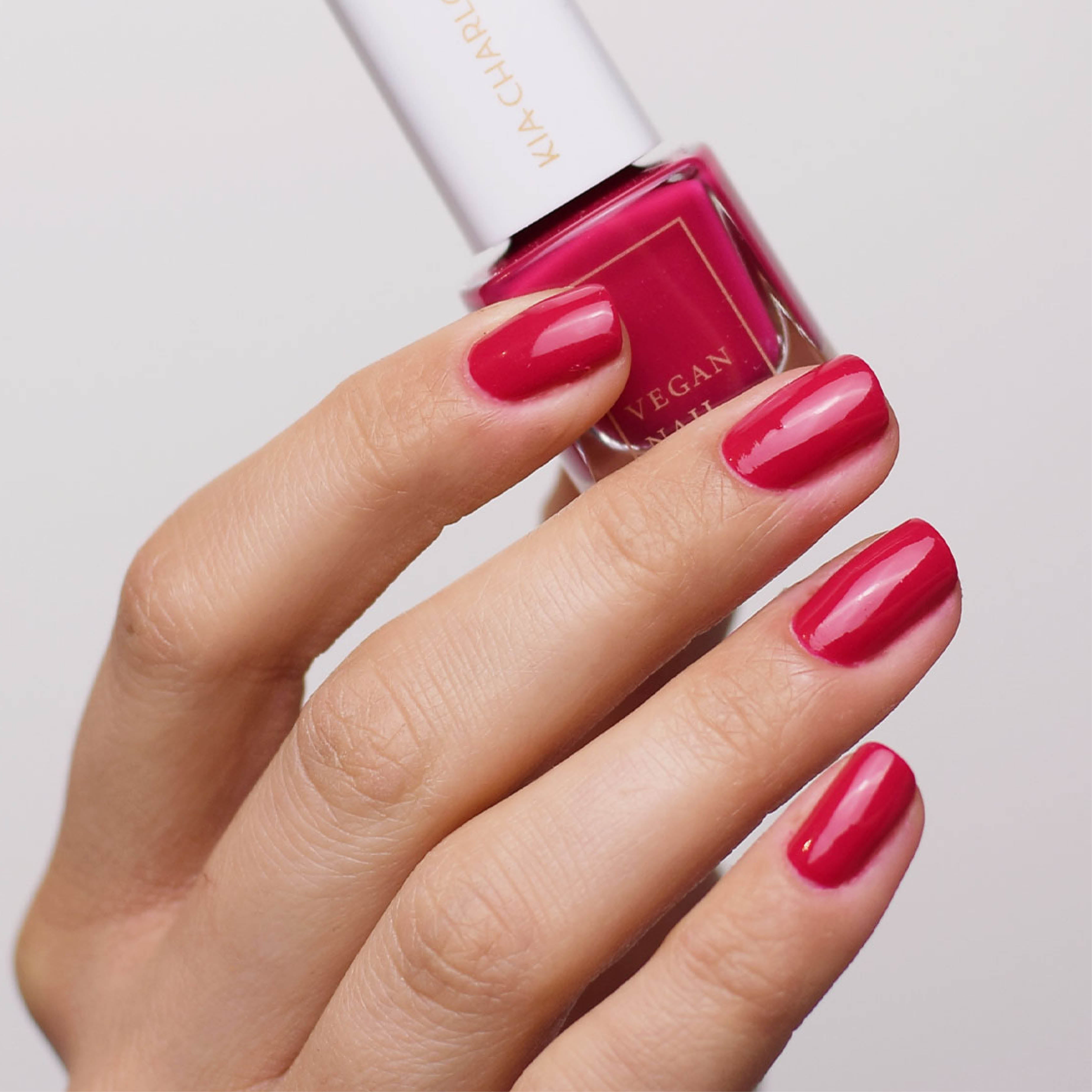kia-charlotta-midsummer-magic-nagellack-knalliges-pink image 2