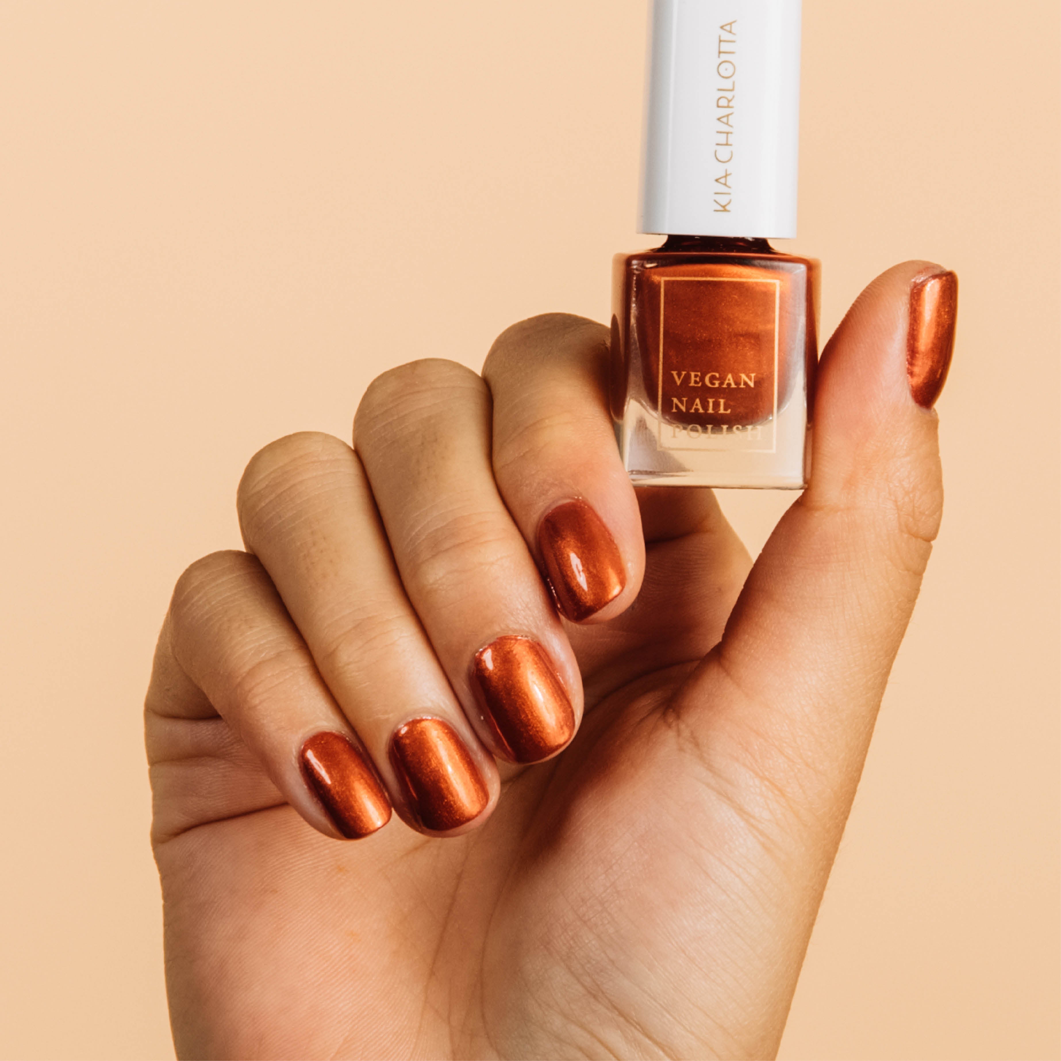 kia-charlotta-all-in-your-head-kupfer-metallic-nagellack image 2