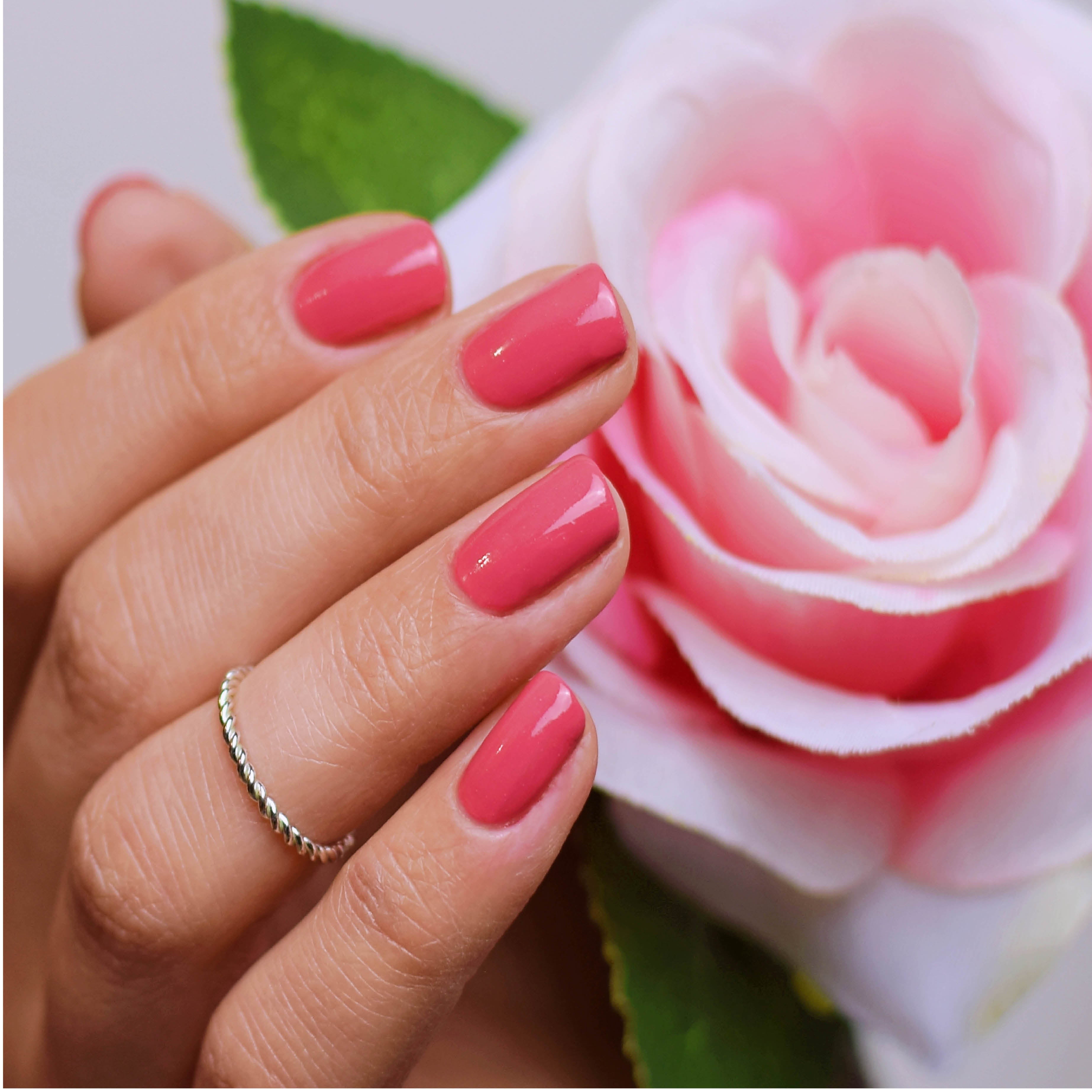 kia-charlotta-pj-s-all-day-veganer-nagellack-lila-mit-amaranth-rot image 3