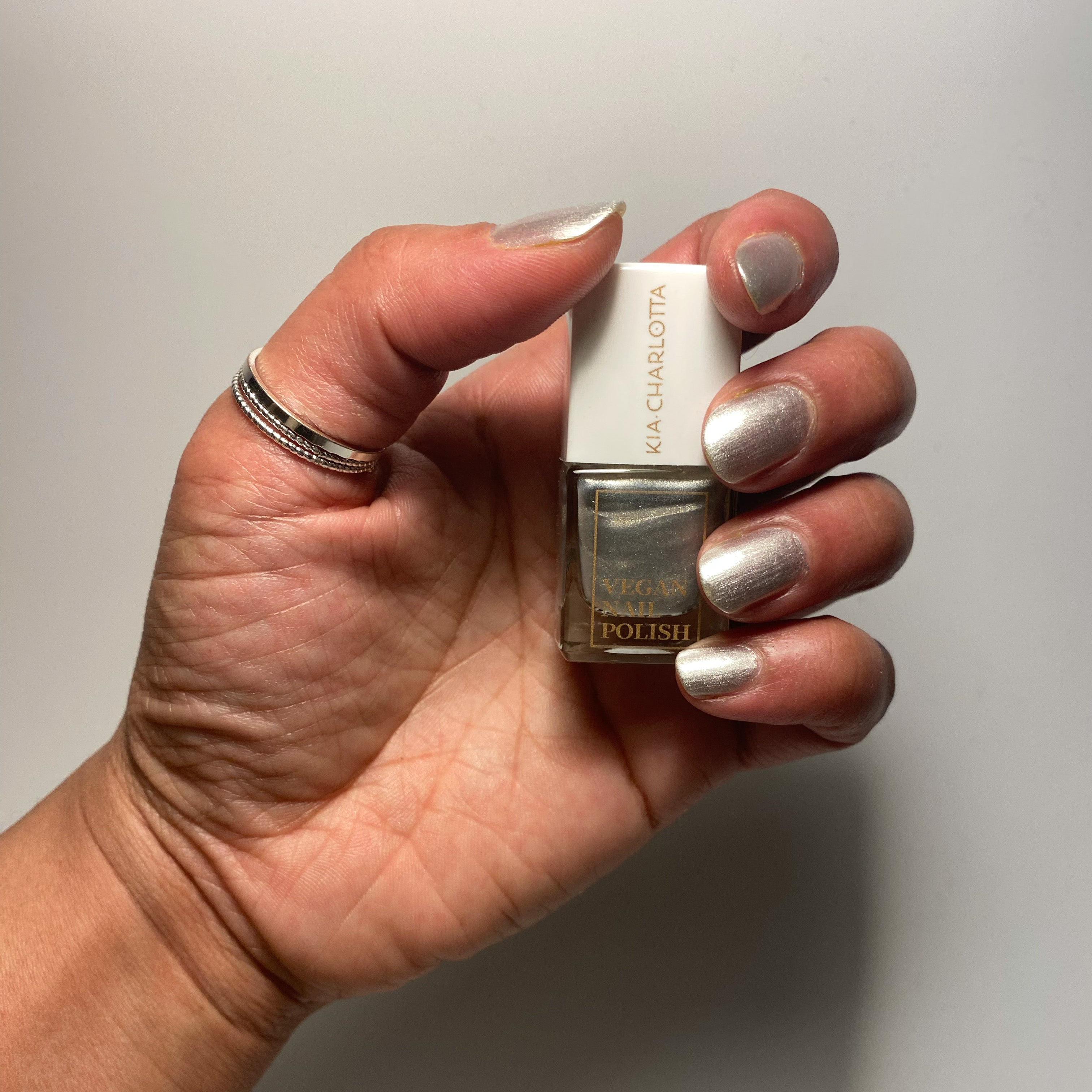 kia-charlotta-champagne-silver-nagellack-champagner-beige image 2