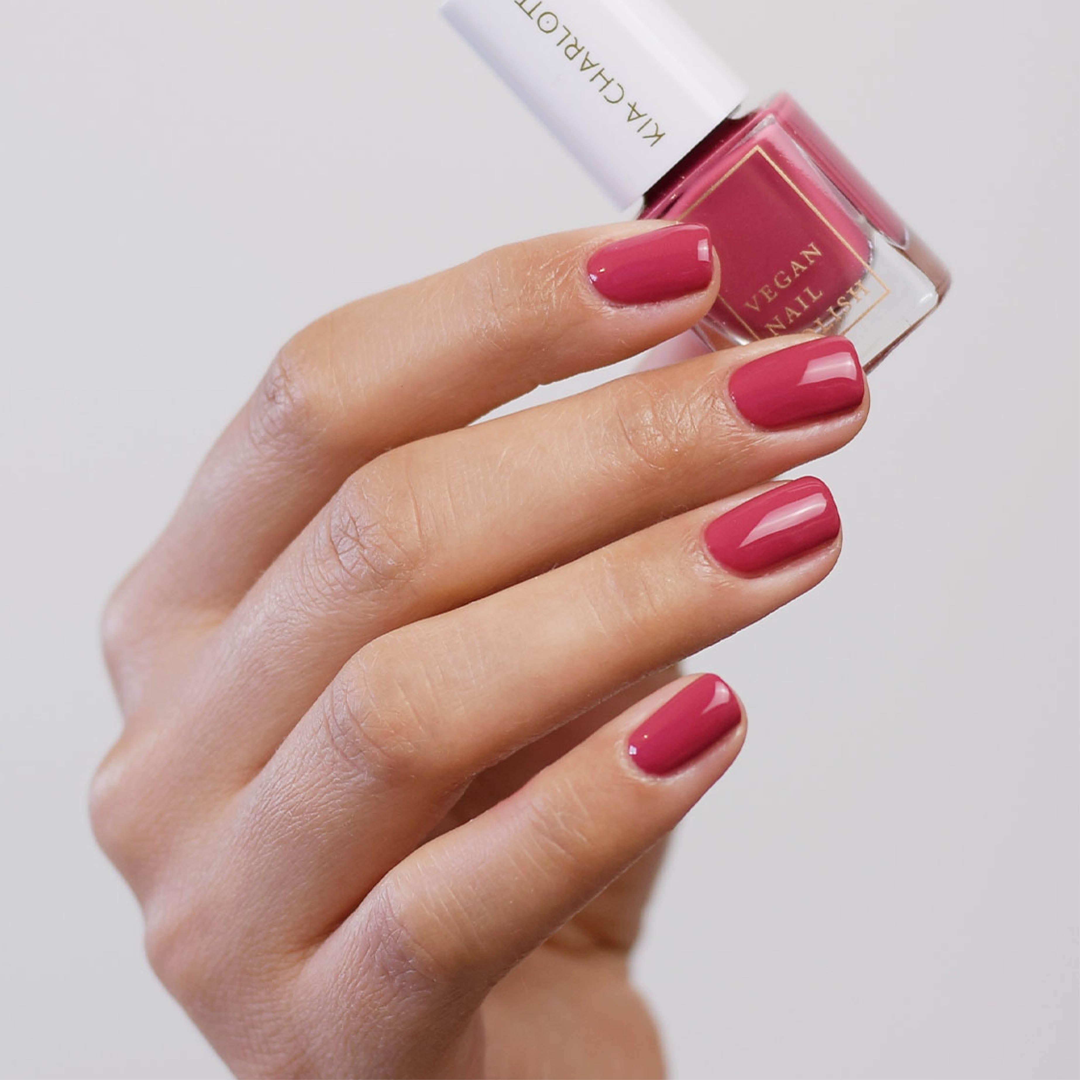 kia-charlotta-confident-veganer-nagellack-himbeer-pink-3 image 3