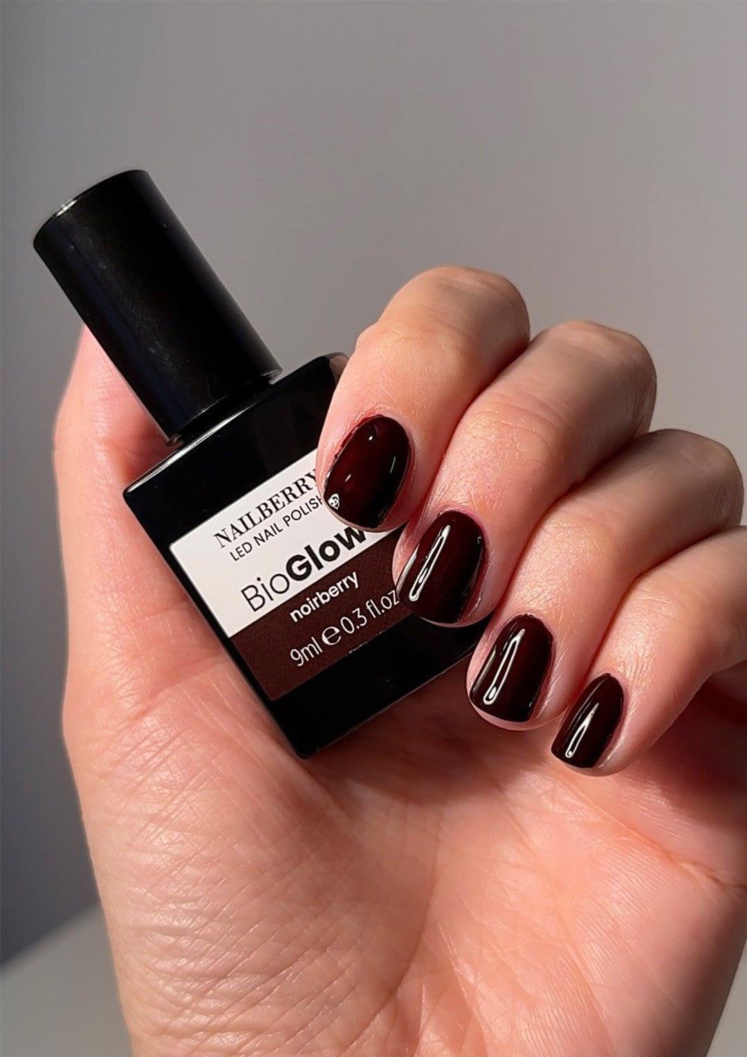 nailberry-bioglow-noirberry-led-nagellack-tiefes-schwarz-rot-opaque image 3
