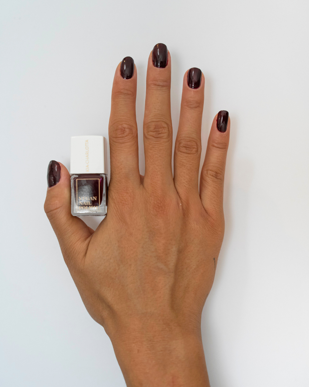 kia-charlotta-noble-nagellack-klassisches-burgunderrot image 3