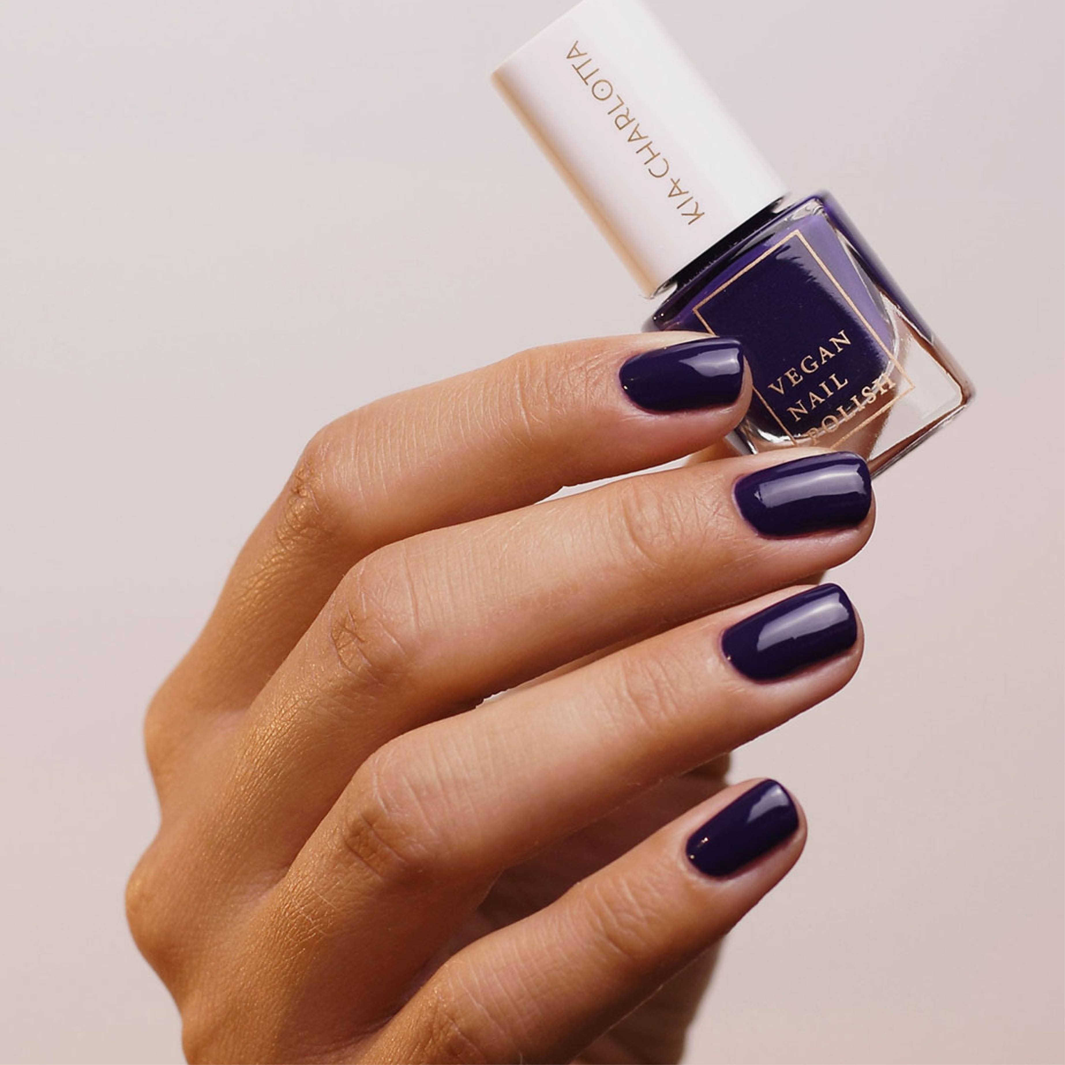 kia-charlotta-nagellack-pretty-awesome-dunkel-pflaume image 2