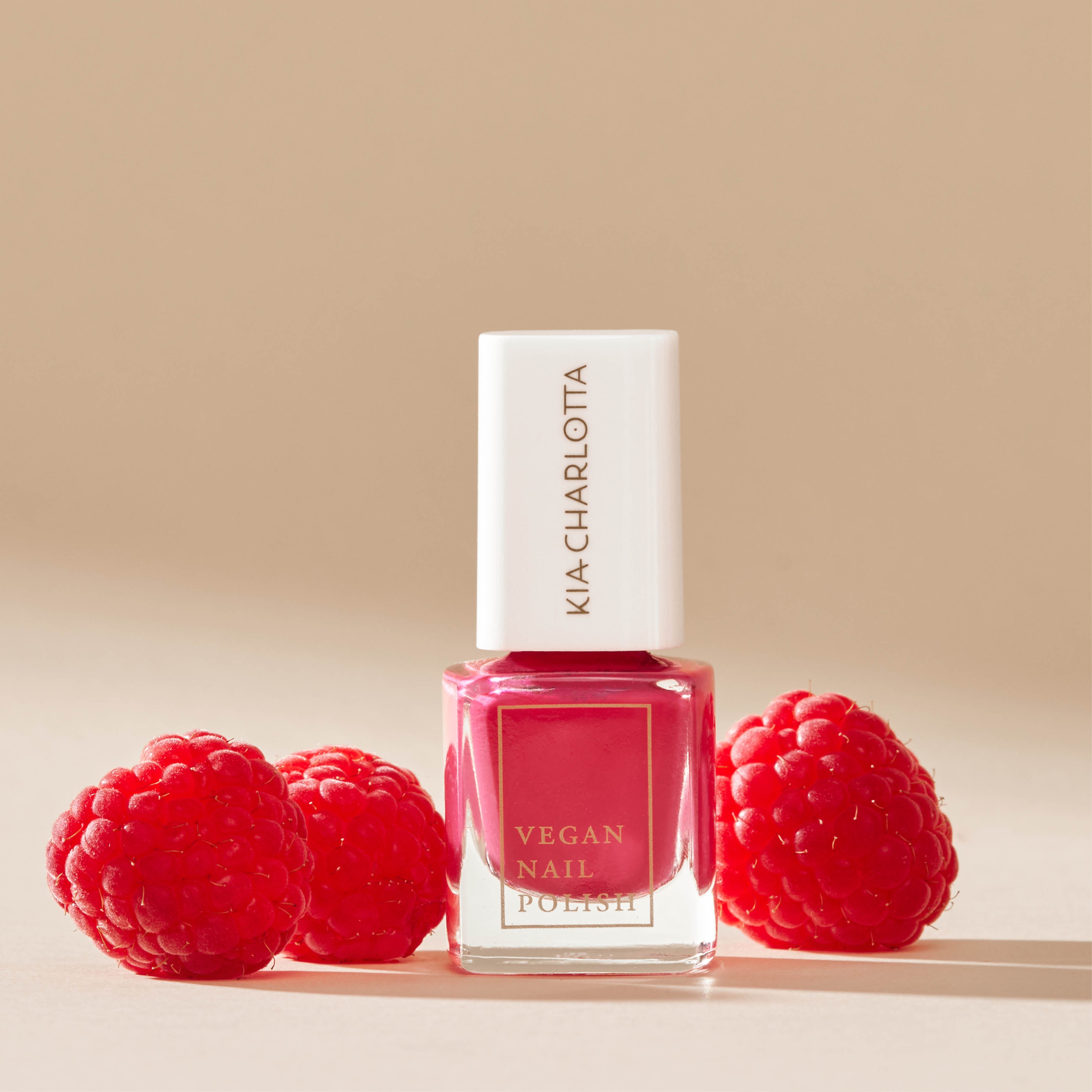 kia-charlotta-confident-veganer-nagellack-himbeer-pink-3 image 2