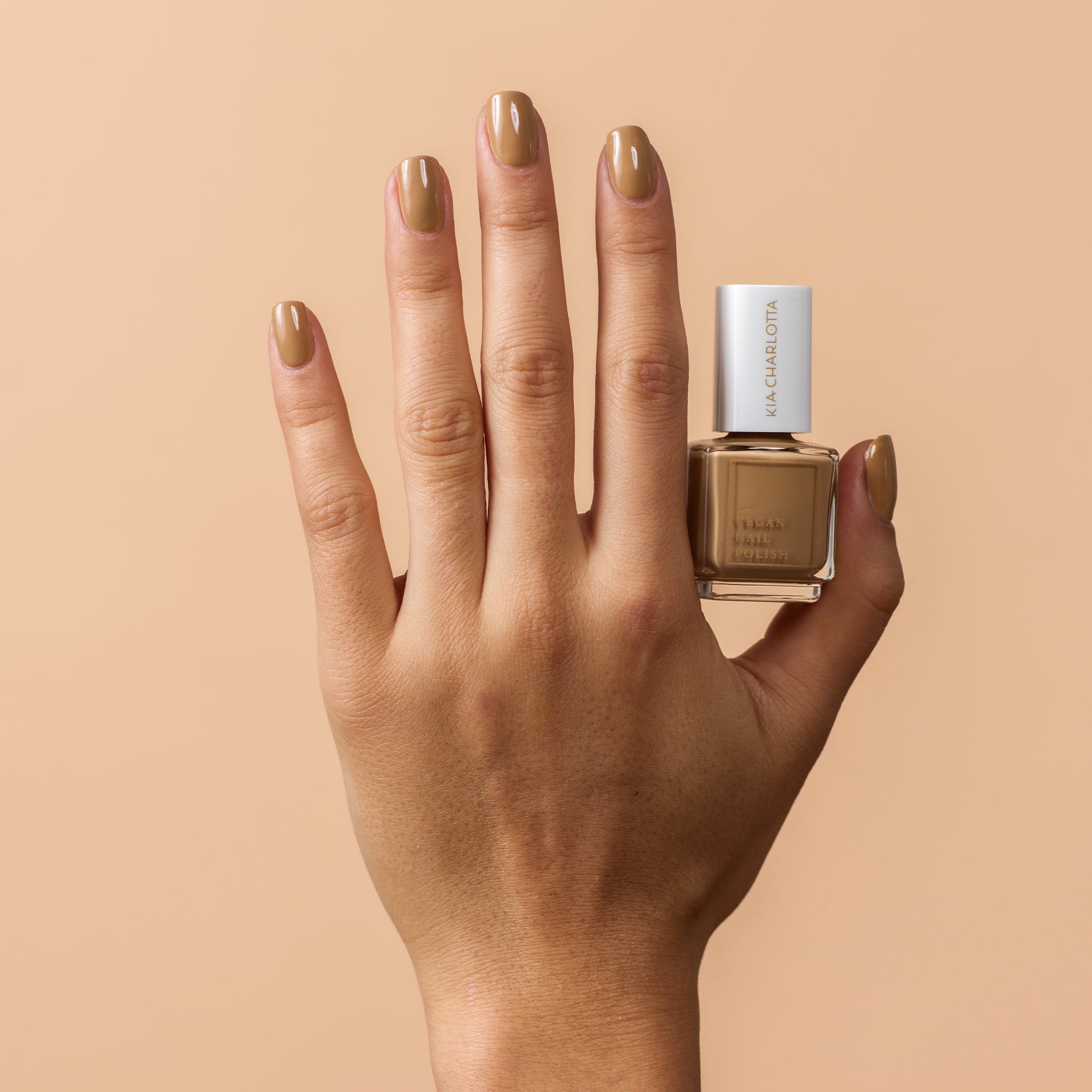 kia-charlotta-nature-stories-veganer-nagellack-ocker-gelb-gl-nzend image 2