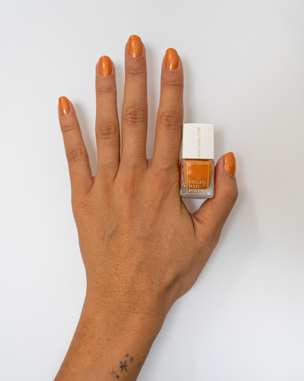kia-charlotta-bold-nagellack-orange-kupfer image 2