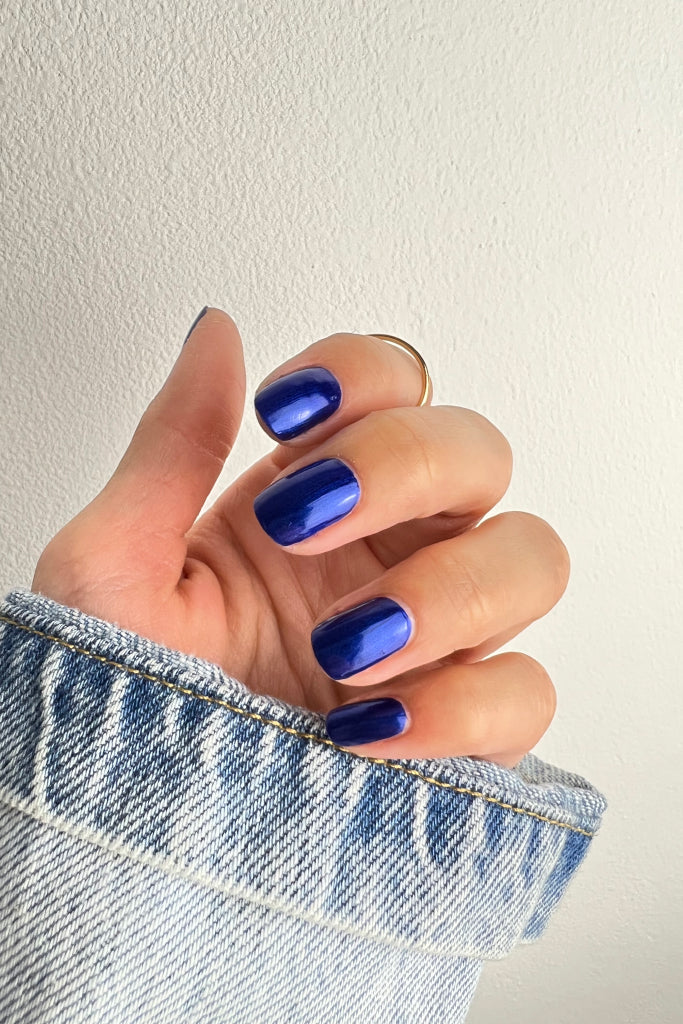 nailberry-blue-moon-nagellack-royalblau-metallic-opaque image 4