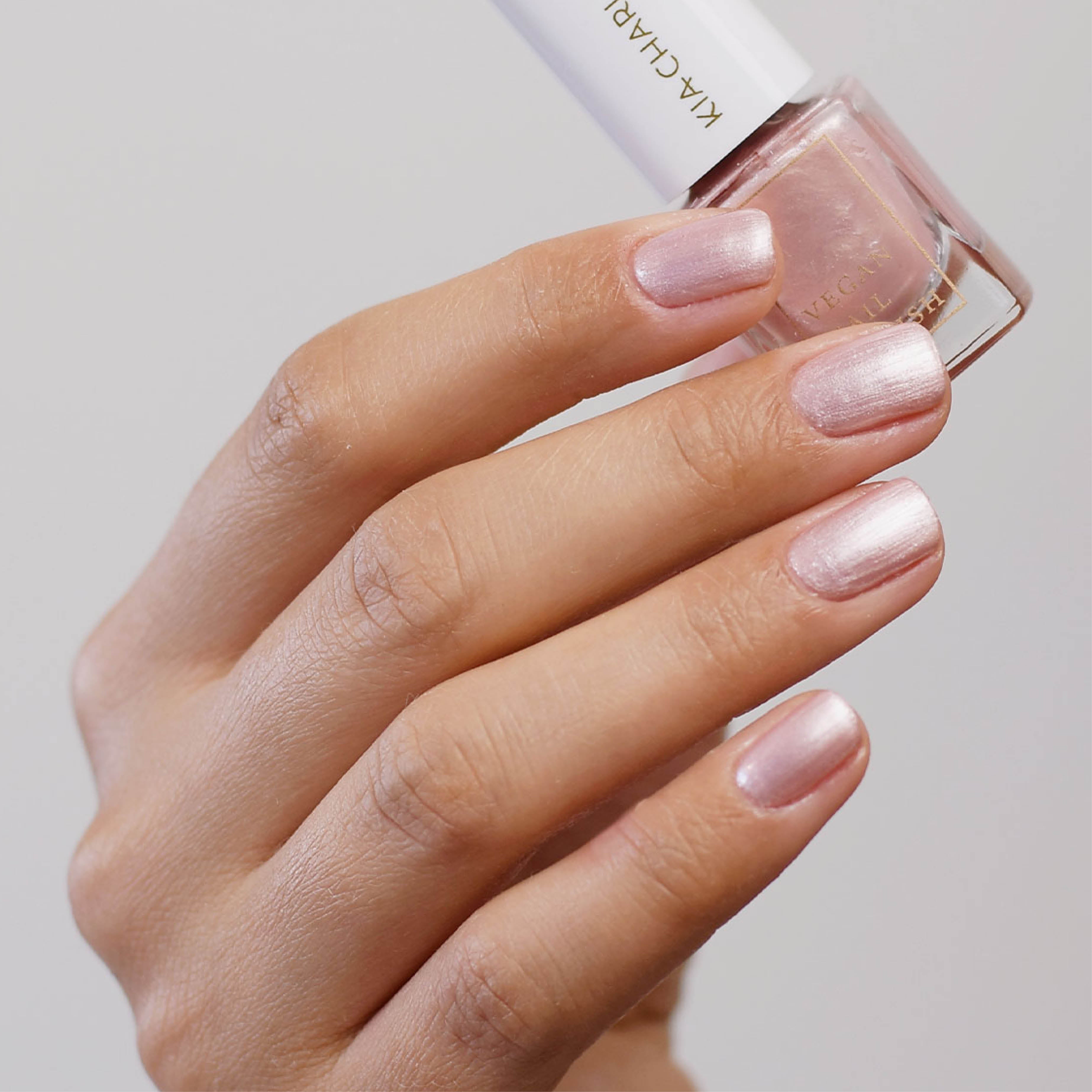 kia-charlotta-receive-metallic-perlpink-nagellack image 2