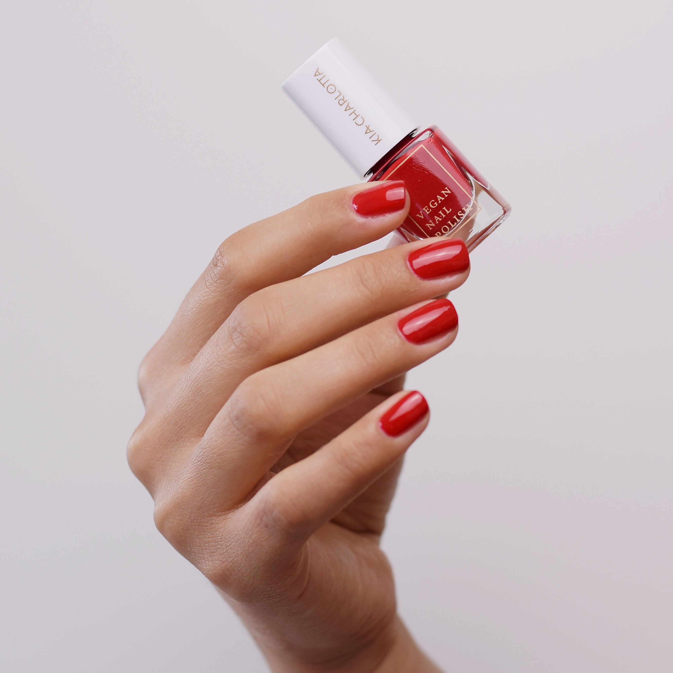 kia-charlotta-hustle-nagellack-beerenrot-2 image 2