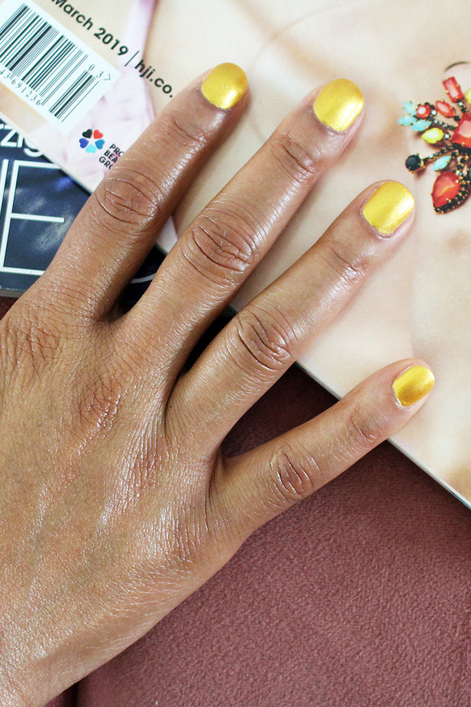 nailberry-golden-hour-gelb-gold-metallic-nagellack-opaque image 2