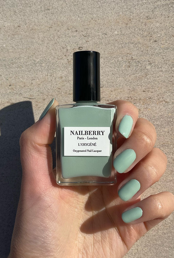 nailberry-wild-sage-nagellack-kreidiges-pastell-salbei-opaque image 2