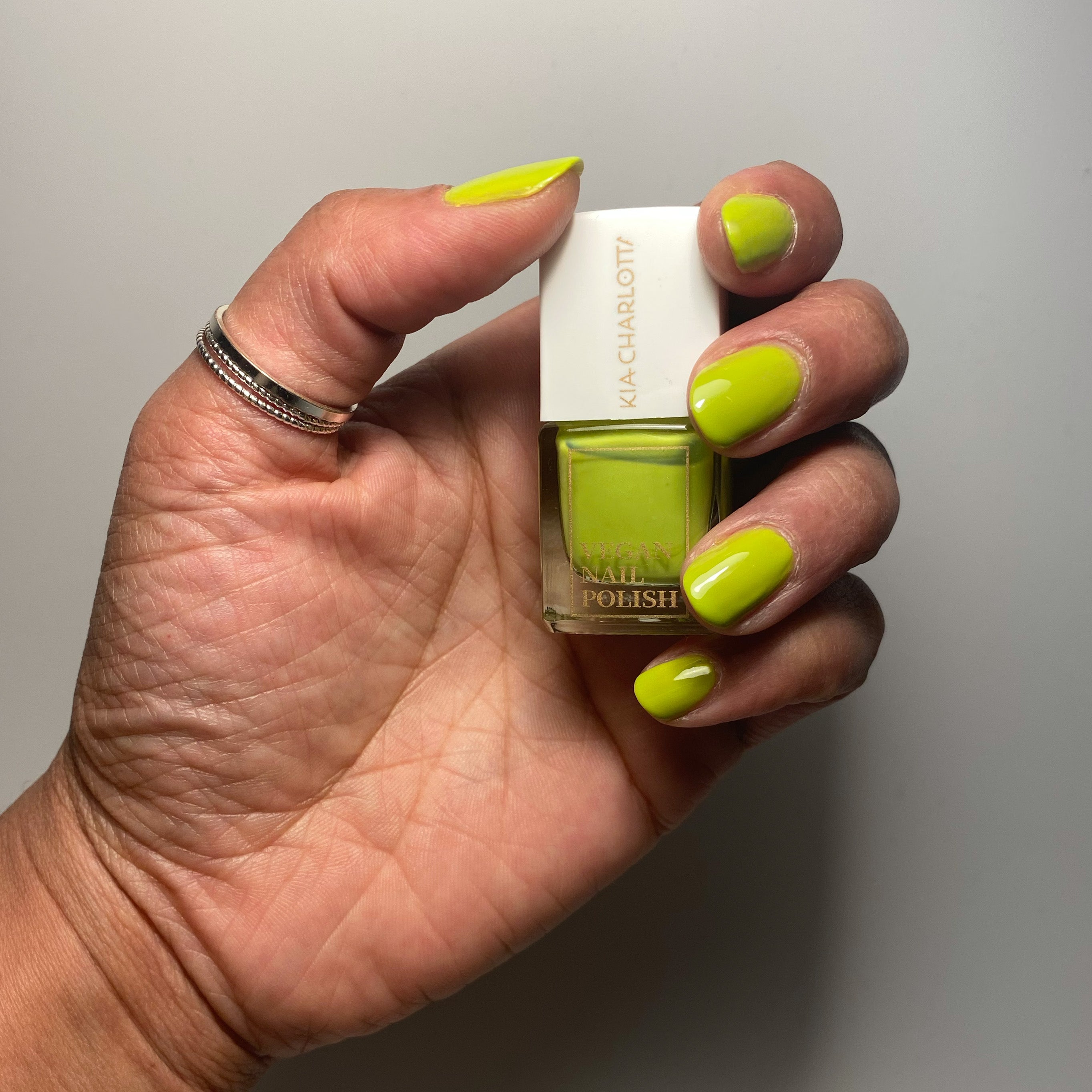 kia-charlotta-nagellack-sunny-lime-gelbgr-n image 2