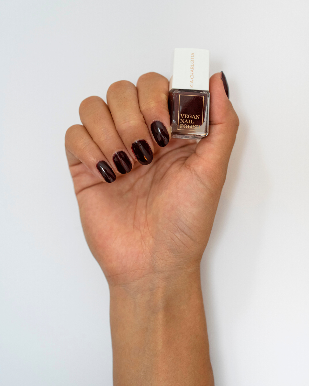 kia-charlotta-noble-nagellack-klassisches-burgunderrot image 2