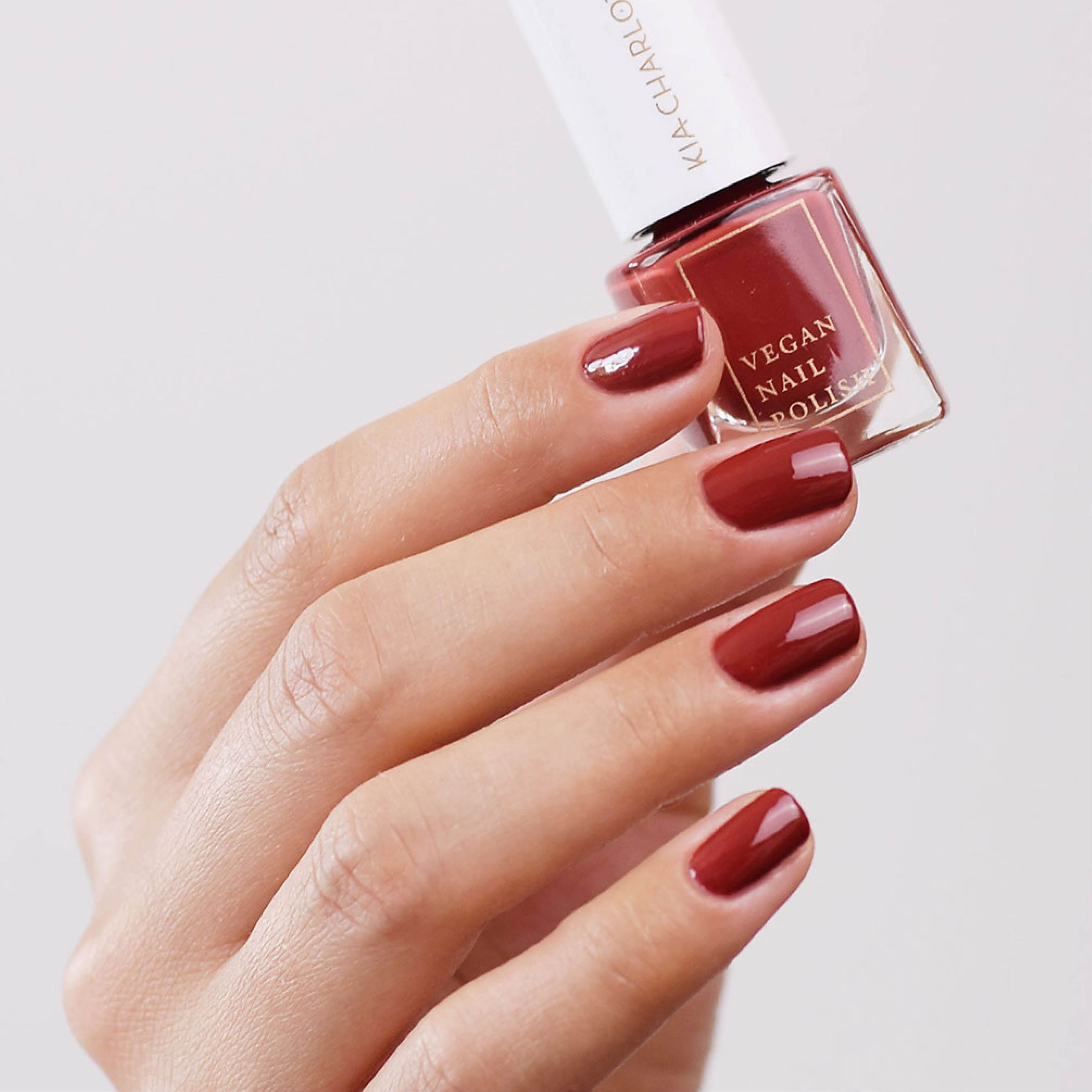 kia-charlotta-determination-nagellack-elegantes-dunkelrot image 2