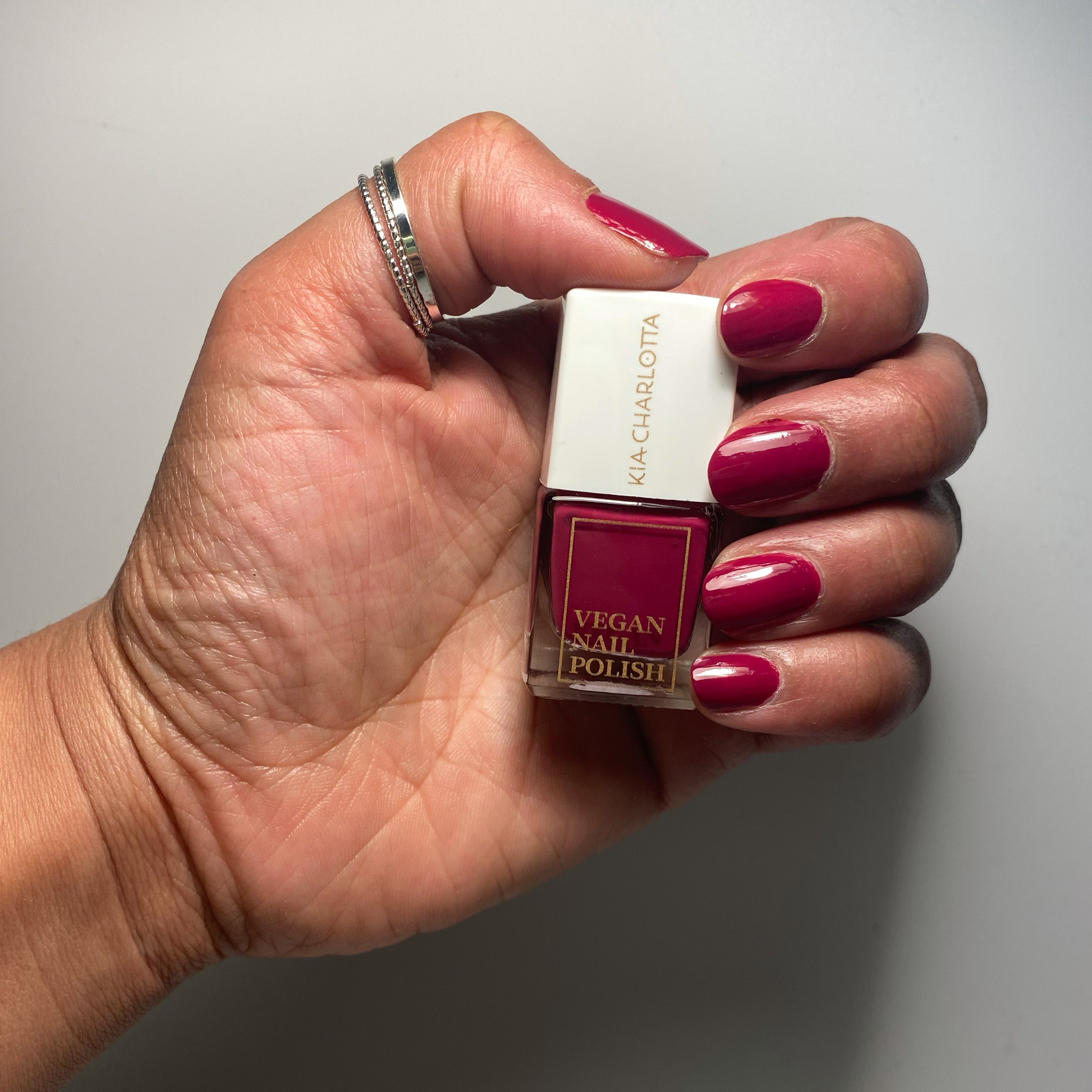 kia-charlotta-electric-fuchsia-nagellack image 2