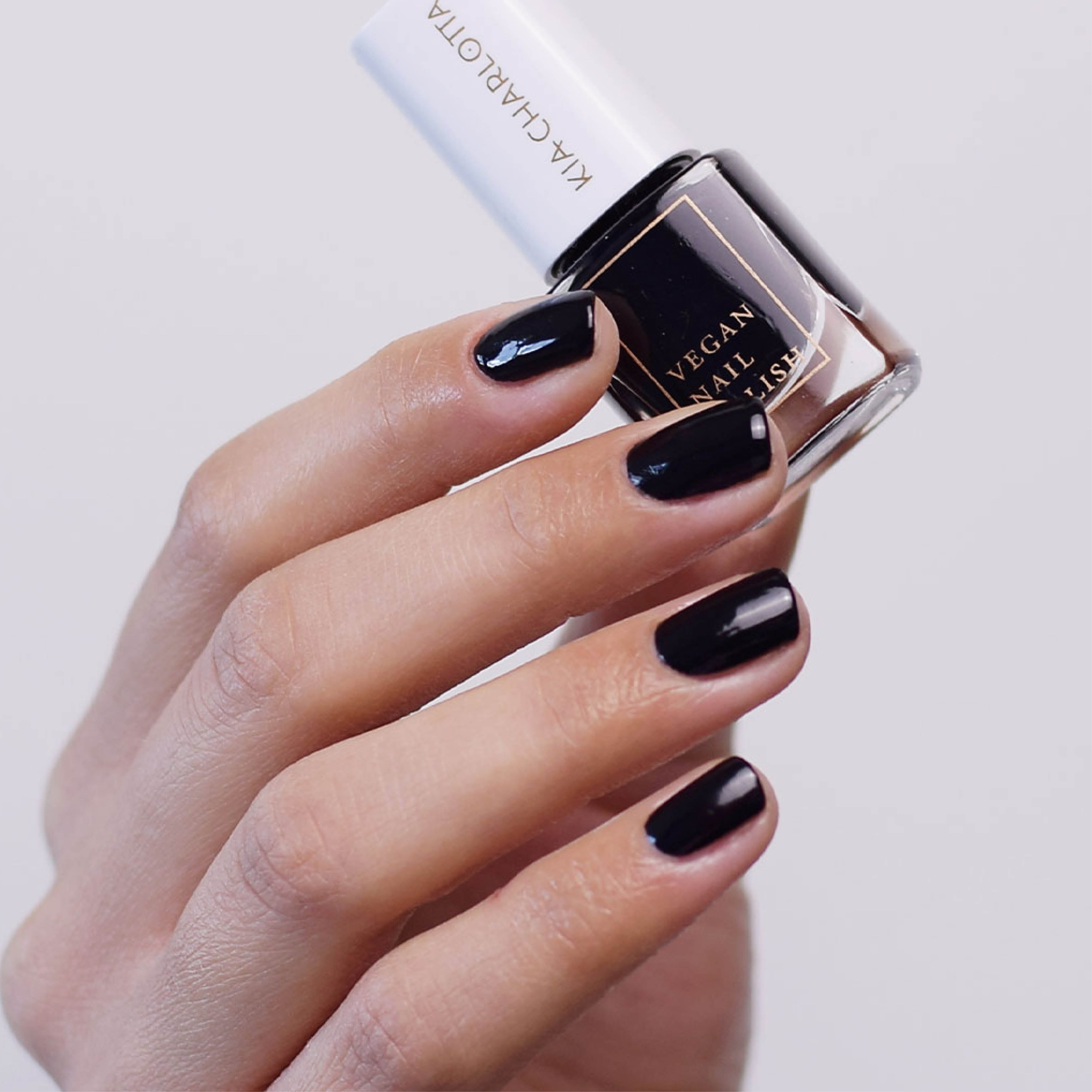 kia-charlotta-a-brave-soul-nagellack-schwarz-2 image 3