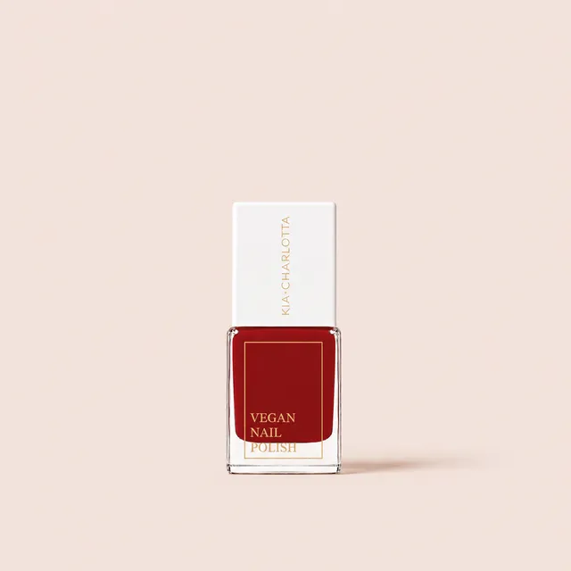 kia-charlotta-fearless-tiefroter-nagellack image 1
