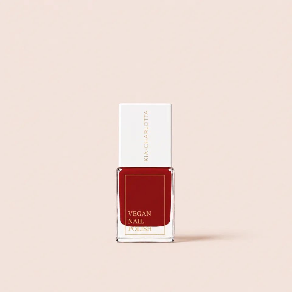 kia-charlotta-fearless-tiefroter-nagellack image 1