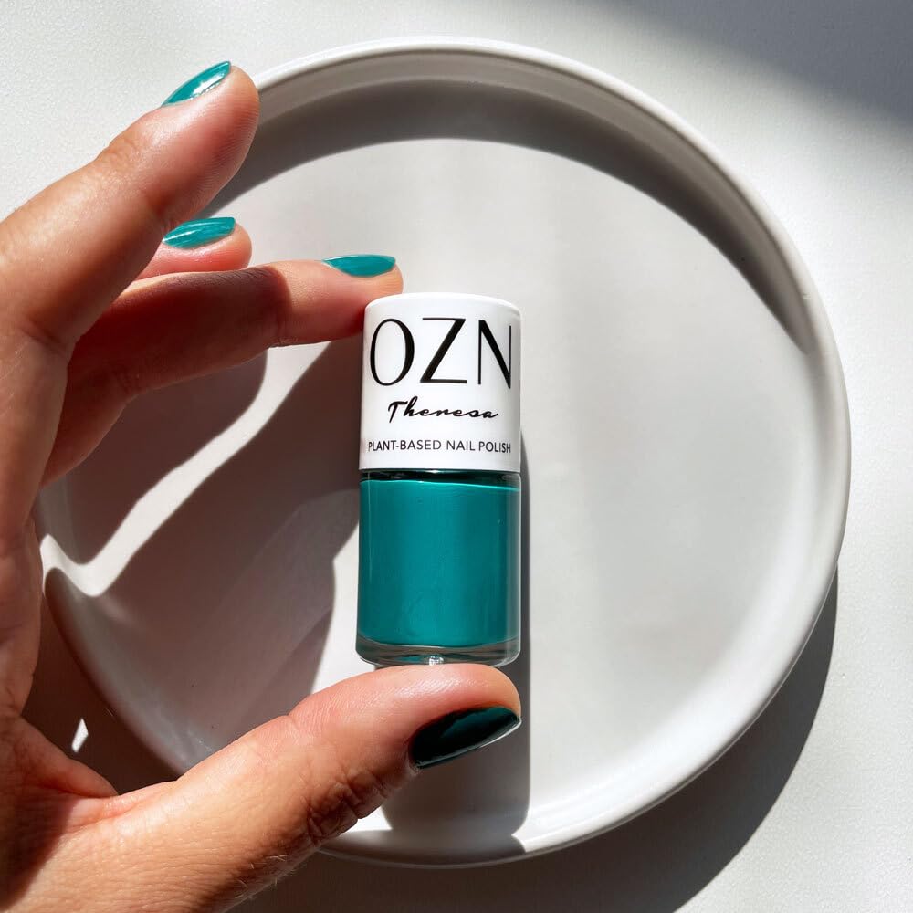 ozn-theresa-pflanzenbasierter-nagellack-petrol-smaragd-gr-n-22-free image 5