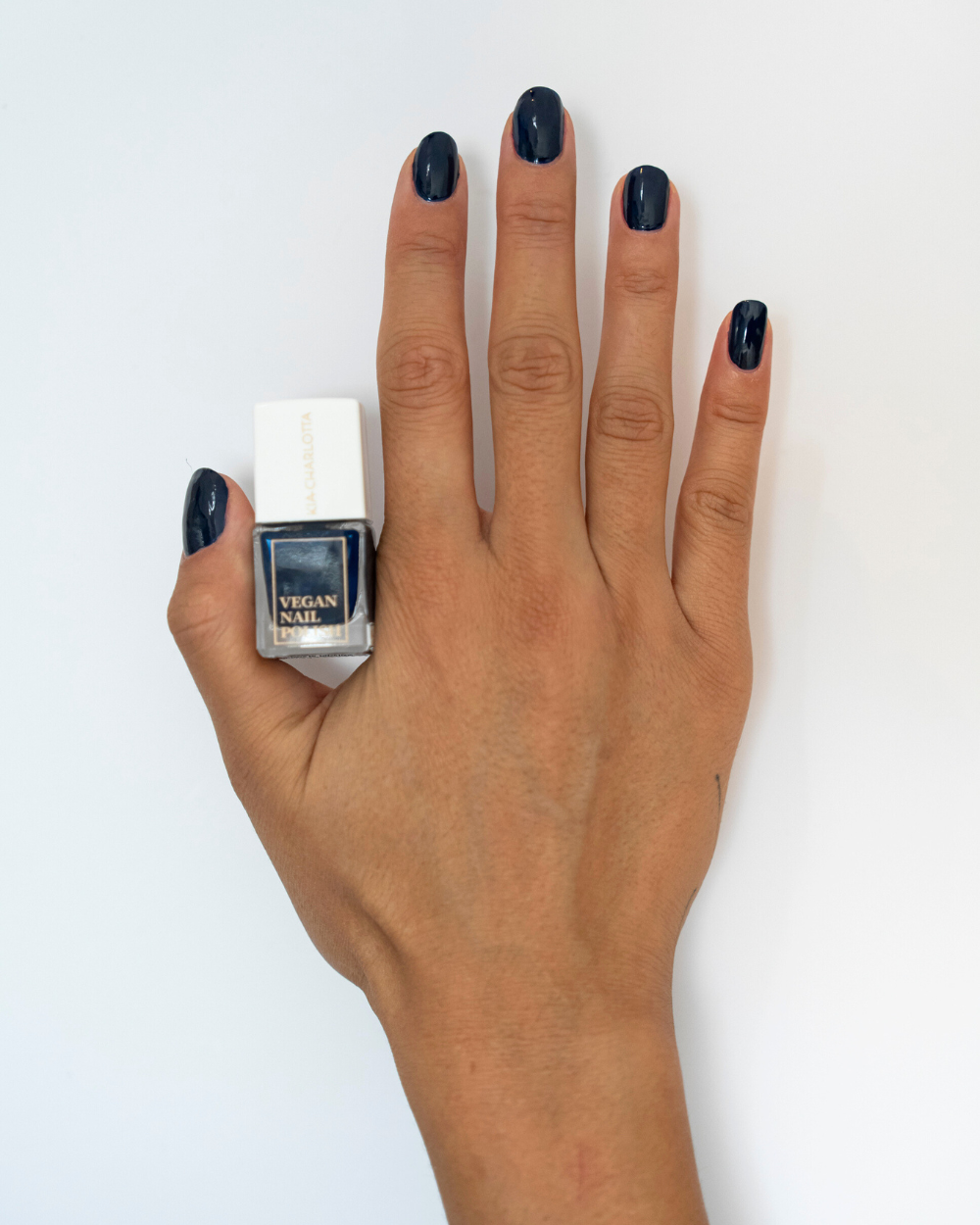 kia-charlotta-nagellack-royal-tiefblau image 3
