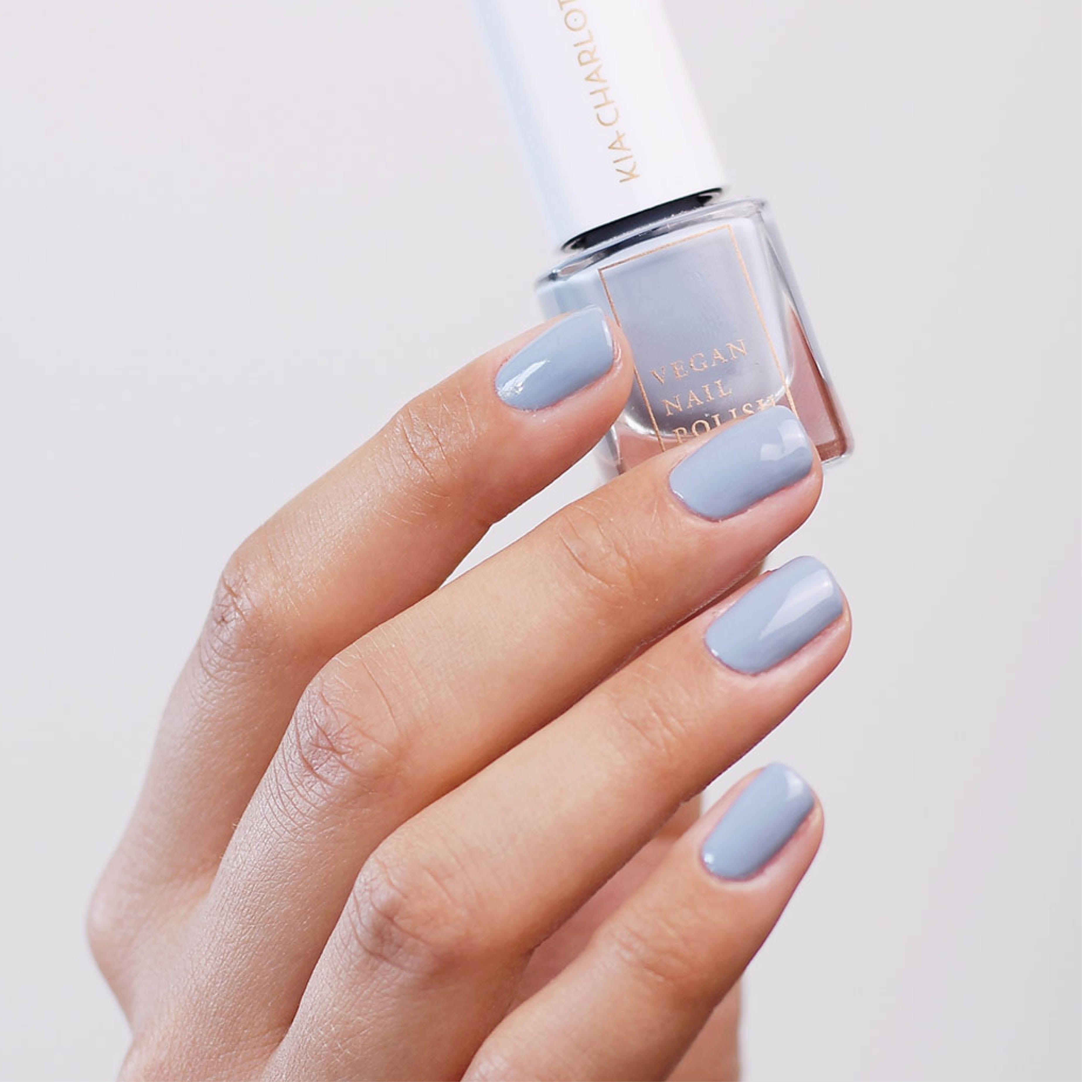 kia-charlotta-bloom-from-within-nagellack-blau-grau image 2