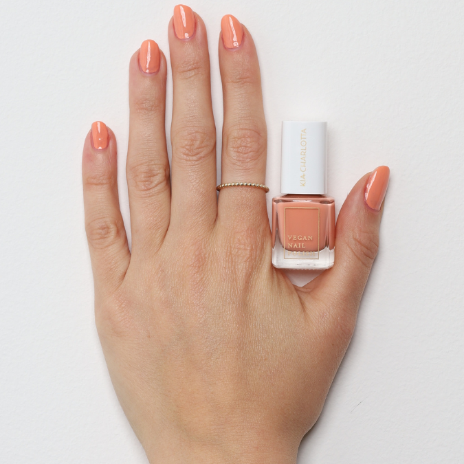 kia-charlotta-nagellack-coral-diving image 2