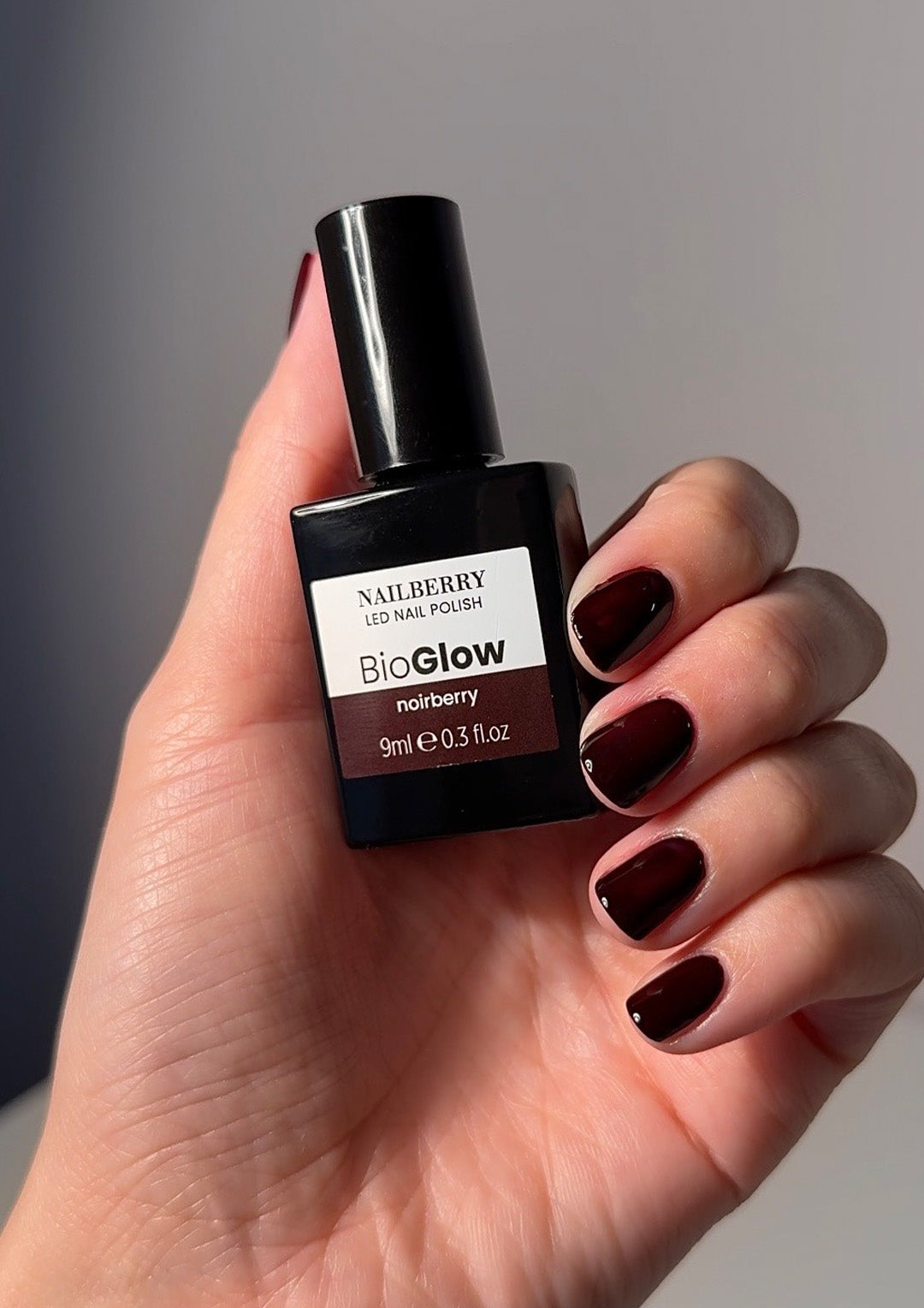 nailberry-bioglow-noirberry-led-nagellack-tiefes-schwarz-rot-opaque image 4