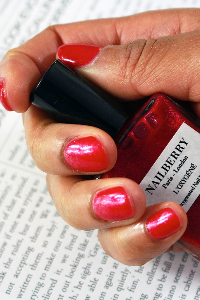 nailberry-berry-fizz-nagellack-schimmerndes-fuchsia-semi-sheer image 3
